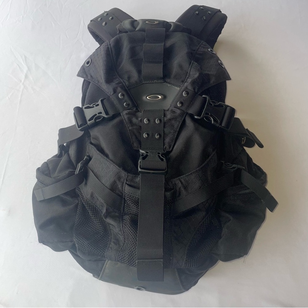 Vintage Oakley Icon 3.0 Tactical Backpack Y2K Black Nylon Skull Rare Streetwear
